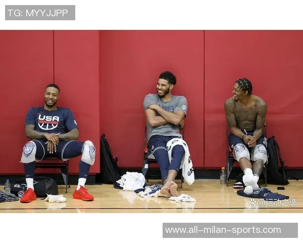 科尔称巴特勒在训练后与库明加交流给予他许多帮助和指导 科尔称巴特勒在训练后与库明加交流给予他许多帮助和指导