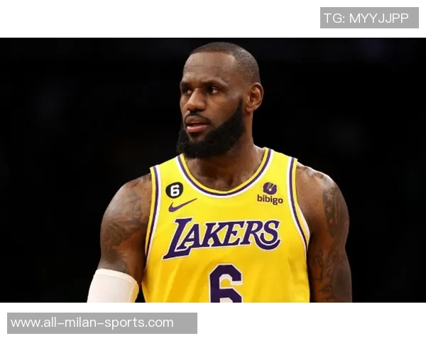 詹姆斯与三个孩子同穿6号球衣合影分享家庭温馨时刻